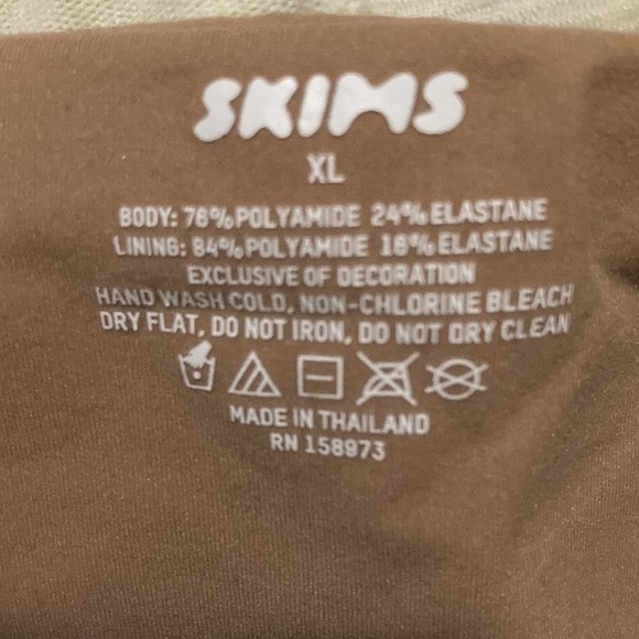 SKIMS Fits Everybody Bandeau Bra - Picture 5 of 5